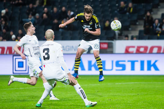 s Simon Thern med en nick mot mål