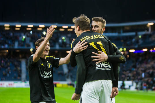 s Eero Markkanen jublar med Simon Thern och Stipe Vrdoljak