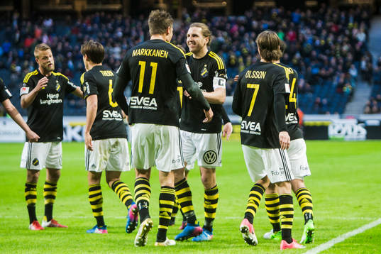 s Eero Markkanen jublar med Nils-Eric Johansson