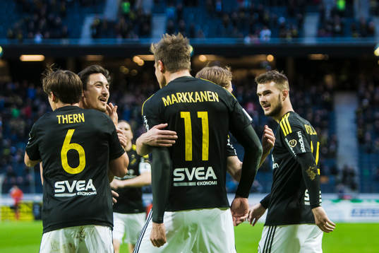 s Eero Markkanen jublar med Stefan Ishizaki , Simon Thern