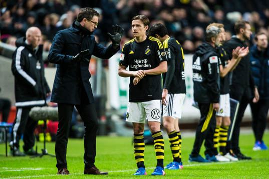s tränare Rikard Norling diskuterar med Simon Thern
