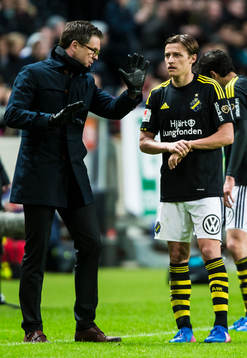 s tränare Rikard Norling diskuterar med Simon Thern