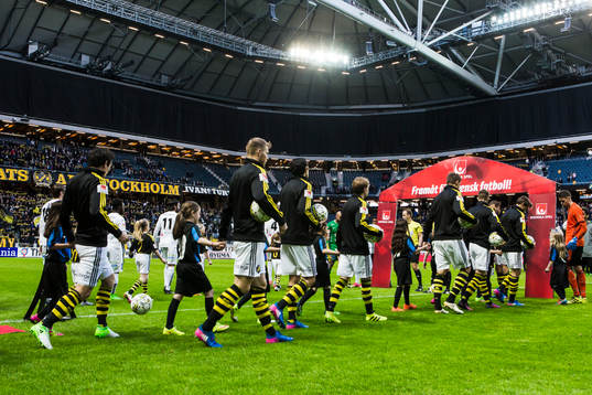 s och Sirius spelare gör entré på planen innan