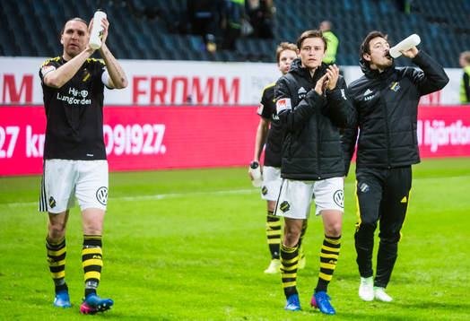s Nils-Eric Johansson och Simon Thern applåderar publiken