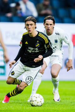 s Kristoffer Olsson i kamp om bollen med Sirius Daniel Jarl