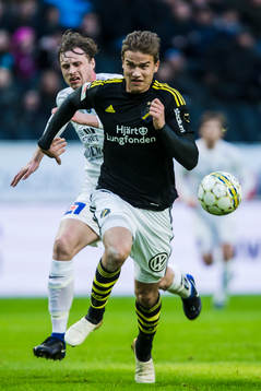 s Eero Markkanen i kamp om bollen med Sirius Daniel Jarl