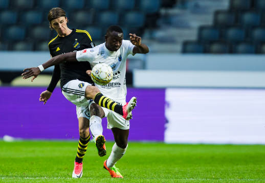 s Kristoffer Olsson i kamp om bollen med Sirius Moses Ogbu