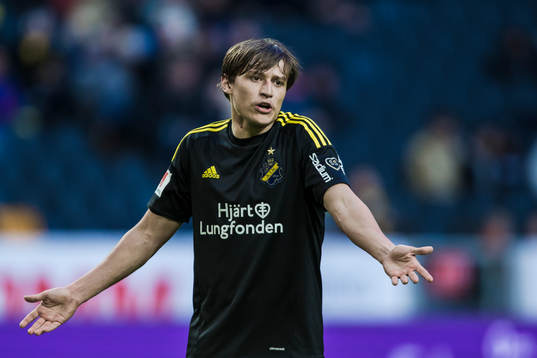 s Simon Thern gestikulerar