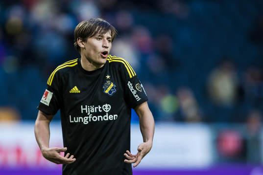 s Simon Thern gestikulerar