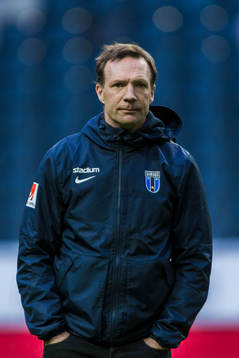 Sirius tränare Kim Bergstrand innan fotbollsmatchen i