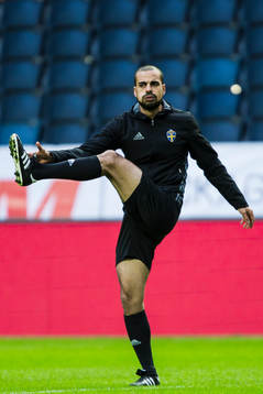 Domare Mohammed Al-Hakim värmer upp innan fotbollsmatchen