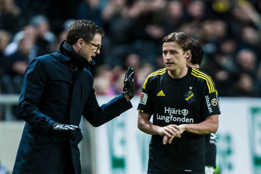 s tränare Rikard Norling diskuterar med Simon Thern