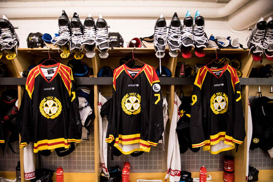 Brynäs matchtröjaor hänger klara i omklädningsrummet
