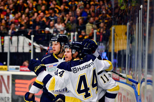 s Simon Önerud gör 0-2 och jublar med Mikko Lehtonen