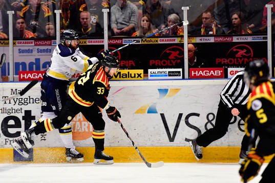 s Christoffer Persson  med en tackling på Brynäs Elias
