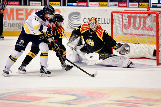 s Simon Önerud  gör 0-2 bakom Brynäs målvakt Felix