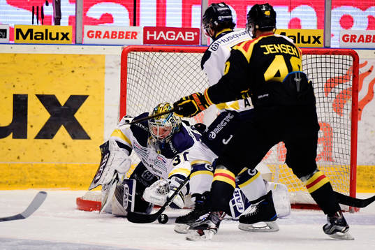 s målvakt Linus Söderström täcker puck