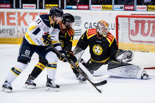s Simon Önerud gör 0-3 bakom Brynäs målvakt Felix