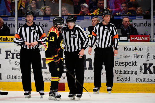 Brynäs Ryan Gunderson pratar med domarna