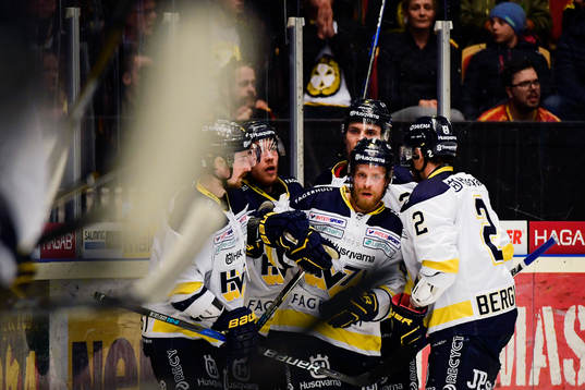 s spelare jublar med Mattias Tedenby