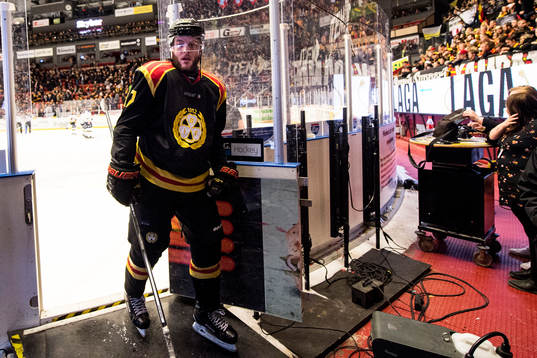 Brynäs Pathrik Westerholm deppar när han lämnar isen