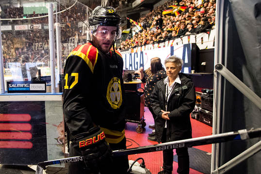 Brynäs Pathrik Westerholm deppar när han lämnar isen