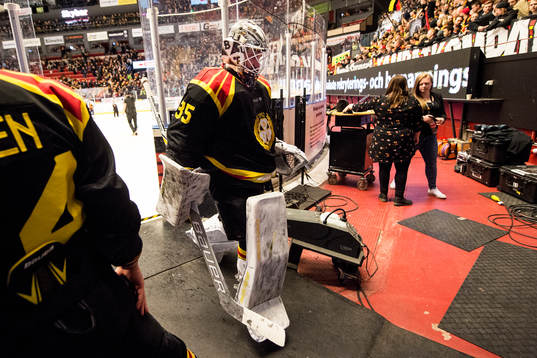 Brynäs målvakt David Rautio deppar när han lämnar isen