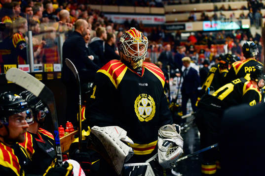 Brynäs målvakt Felix Sandström deppar
