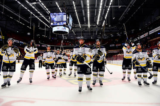 s spelare med Kristofer Berglund i mitten jublar