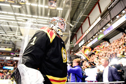 Brynäs målvakt Felix Sandström deppar