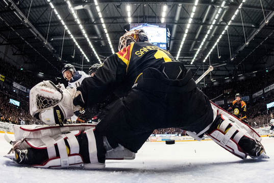Brynäs Kevin Clark gör 0-2 bakom Brynäs målvakt Felix