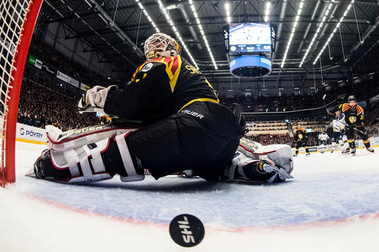 Brynäs målvakt Felix Sandström släpper in 0-2 målet av