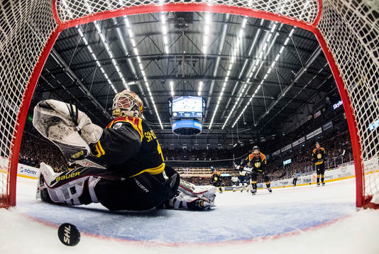Brynäs målvakt Felix Sandström släpper in 0-2 målet av