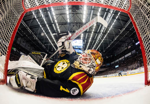 Brynäs målvakt Felix Sandström deppar