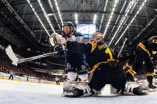 s Pär Arlbrandt oroar framför Brynäs målvakt Felix