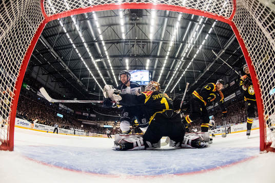 s Pär Arlbrandt oroar framför Brynäs målvakt Felix