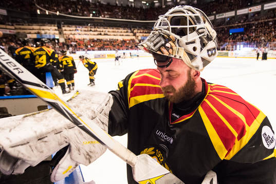 Brynäs målvakt David Rautio deppar