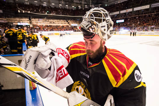 Brynäs målvakt David Rautio deppar