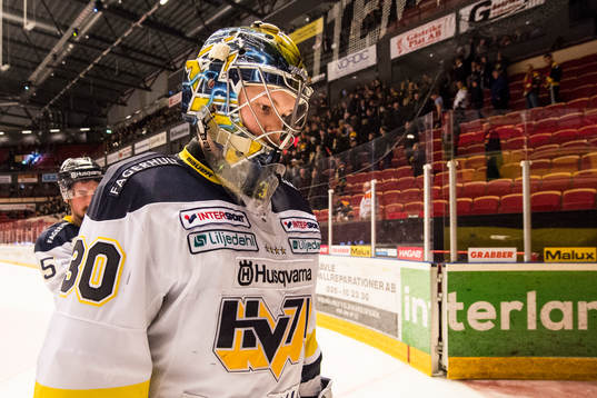 s målvakt Linus Söderström lämnar isen