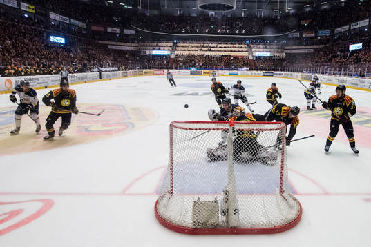 s Pär Arlbrandt oroar mot Brynäs målvakt Felix Sandström