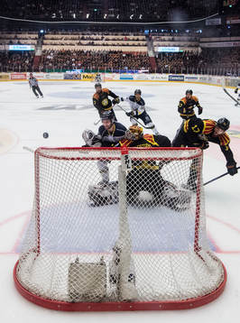 s Pär Arlbrandt oroar mot Brynäs målvakt Felix Sandström