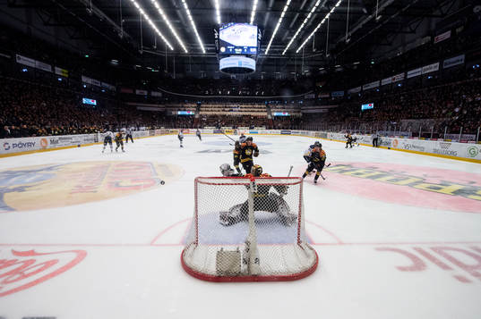 Brynäs målvakt Felix Sandström gör en räddning