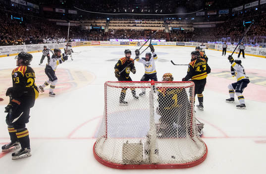 s Mattias Tedenby jublar