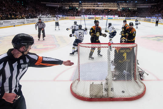 s Kristofer Berglund gör 0-1 bakom Brynäs målvakt Felix