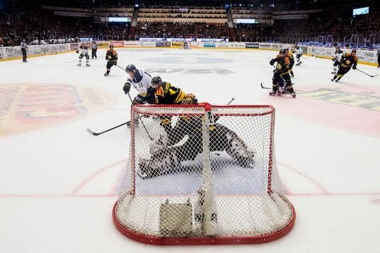 Brynäs Kevin Clark gör 0-2 bakom Brynäs målvakt Felix