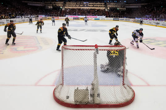 s Anton Bengtsson gör 0-3 bakom Brynäs målvakt David
