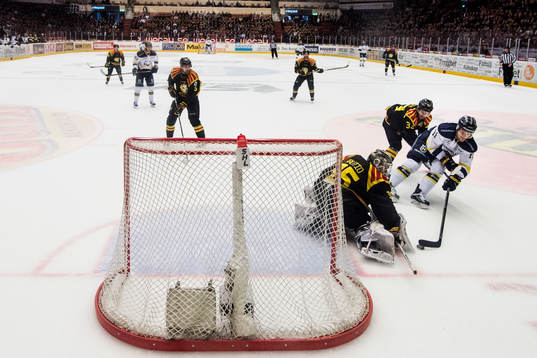 s Simon Önerud oroar mot Brynäs målvakt David Rautio och