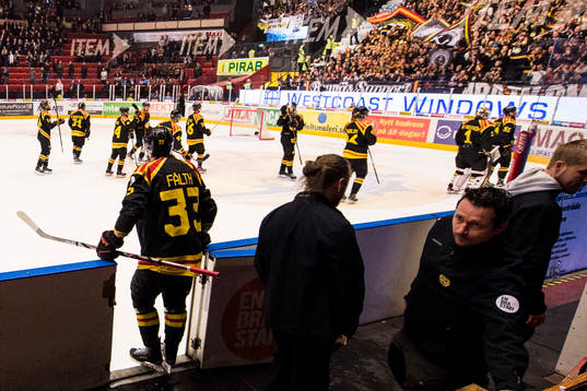 Brynäs Elias Fälth står i båset och deppar