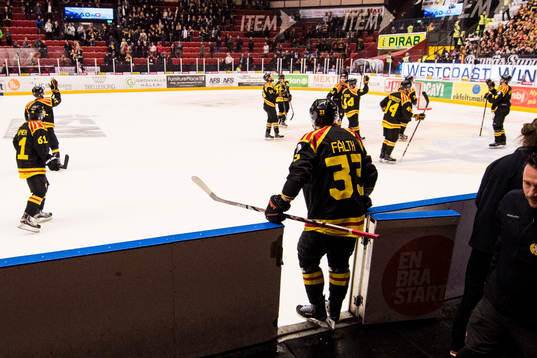 Brynäs Elias Fälth står i båset och deppar