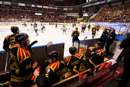 Brynäs Samuel Asklöf på väg att göra ett byte